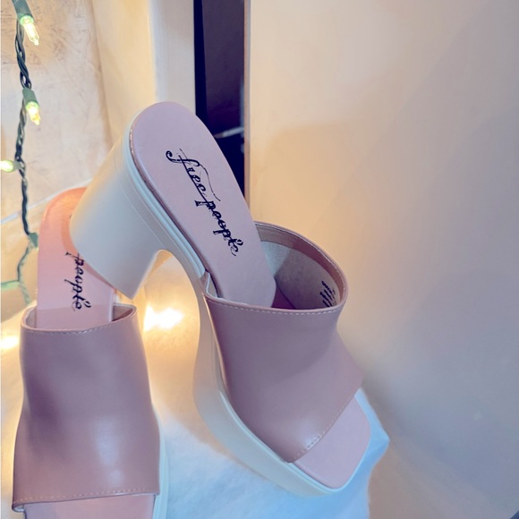 Free people - Picture 1 of 2